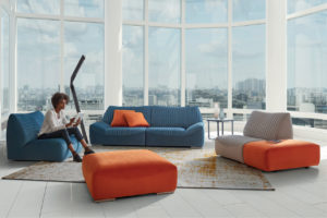 Canapé modulable bleu, beige et orange dans un salon tendance