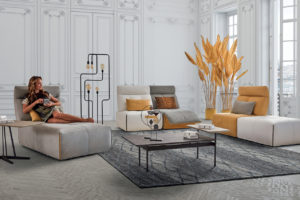 Canapé modulable gris, beige et jaune dans un salon design