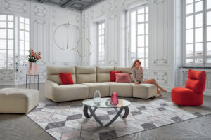 Canapé modulable beige et rouge dans un salon