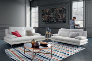 Salon avec canapé et tapis à motif